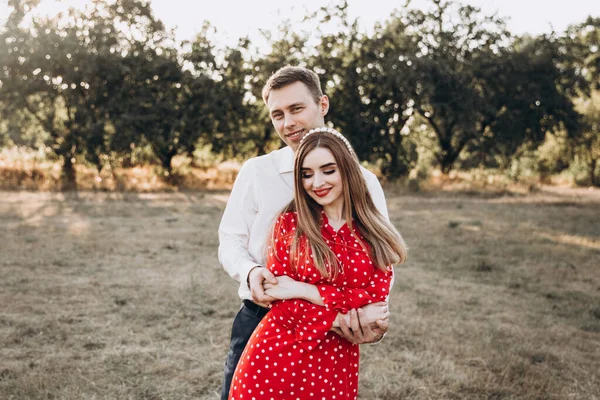 Hermosa Pareja Una Chica Con Vestido Rojo Chico Con Una —  Fotos de Stock