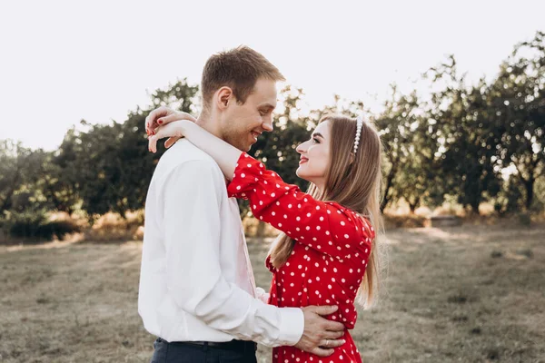 Schönes Paar Ein Mädchen Roten Kleid Und Ein Mann Weißen — Stockfoto