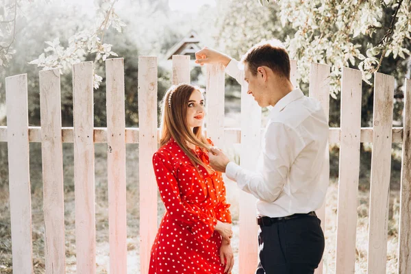 Hermosa Pareja Una Chica Con Vestido Rojo Chico Con Una —  Fotos de Stock