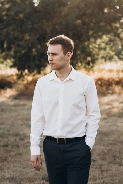 Güzel bir çift, kırmızı elbiseli bir kız ve beyaz gömlekli bir adam, parkta yürüyorlar.