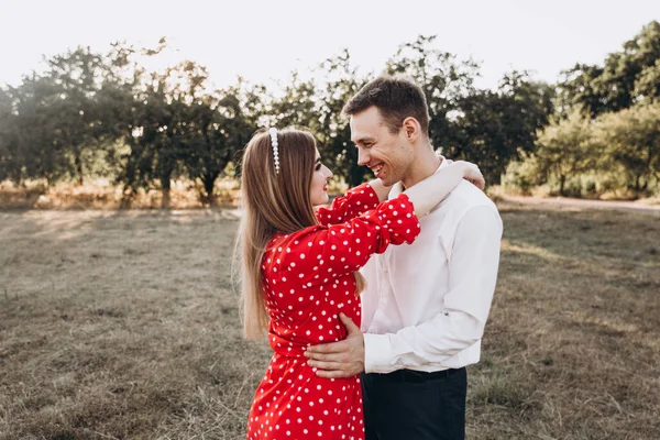 Cuplu Frumos Fată Într Rochie Roșie Tip Într Cămașă Albă — Fotografie, imagine de stoc