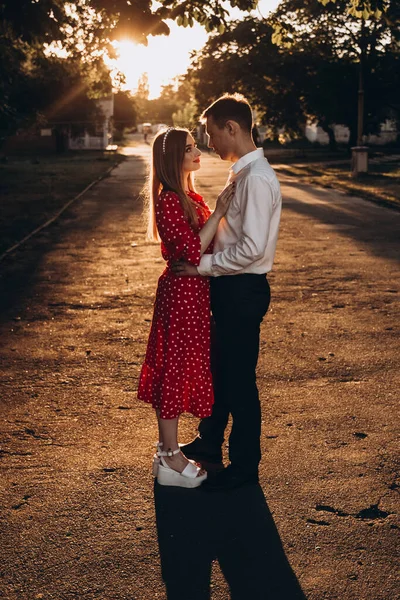 Beau Couple Une Fille Robe Rouge Mec Chemise Blanche Promènent — Photo