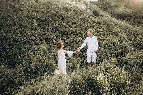 Pareja Blanco Están Caminando Sobre Naturaleza Verde Atardecer Verano — Foto de Stock