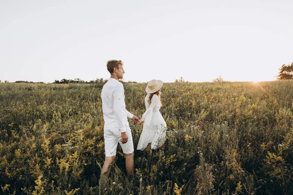 Beyazlı Çift Yazın Günbatımında Yeşil Doğa Üzerinde Yürüyorlar — Stok fotoğraf