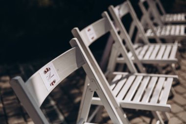 düğün dekoru, kemer ve çiçekçilik, açık hava törenleri, beyaz sandalyeler