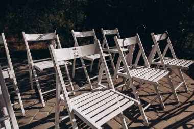 düğün dekoru, kemer ve çiçekçilik, açık hava törenleri, beyaz sandalyeler