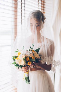 Gelinin dairedeki otelde toplanması.