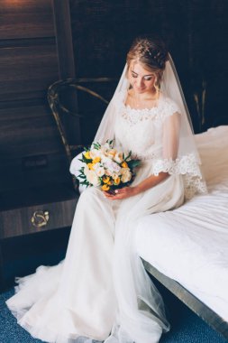 Gelinin dairedeki otelde toplanması.