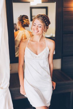 Gelinin dairedeki otelde toplanması.