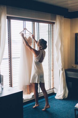 Gelinin dairedeki otelde toplanması.