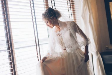 Gelinin dairedeki otelde toplanması.