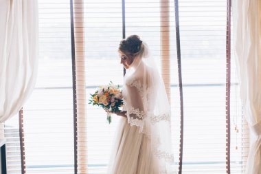 Gelinin dairedeki otelde toplanması.