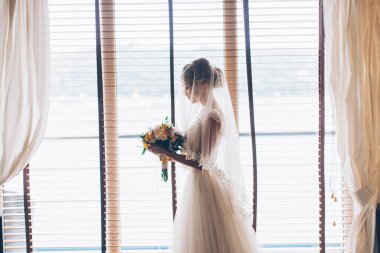 Gelinin dairedeki otelde toplanması.