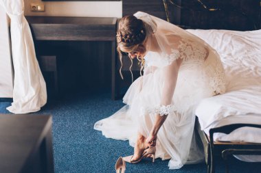 Gelinin dairedeki otelde toplanması.