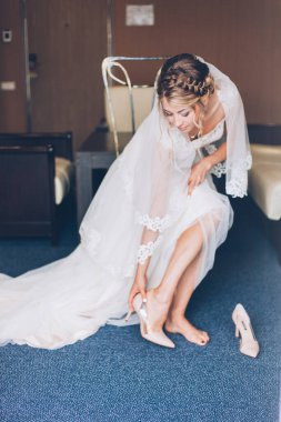 Gelinin dairedeki otelde toplanması.