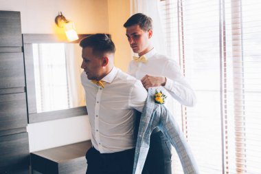 Süslü damadın apartmandaki otelde toplanması.