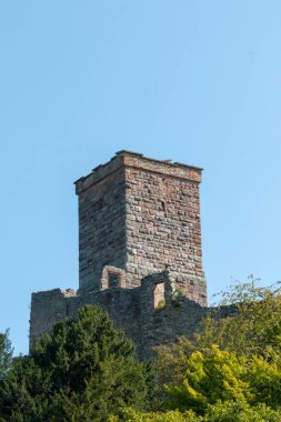 ağaçları ile eski kale kule