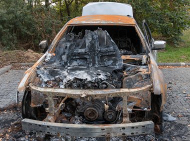 Araba ön dışarı yandı