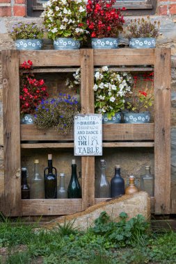 Palet ve şişelerle dekorasyon