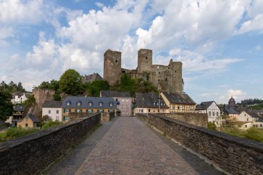 Runkel Kalesi 'ne giden eski taş köprüye bakın.