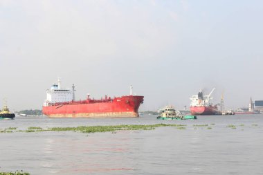 meşgul Lagos, kargo gemisi kargo boşaltma, Nijerya bağlantı noktası çıkmak için konumlandırmak için römorkör limanıdır