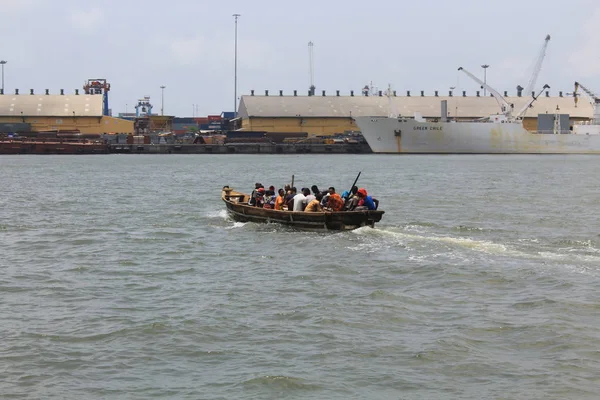 Folks Båd Nær Lagos Havn Nigeria - Stock-foto