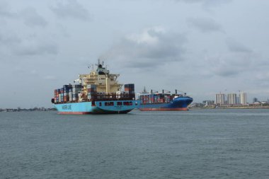 MV Leto Monrovia Salı günü Nijeryalı liman yola ile yüklü, 9 Nisan, 2019 M V Maesrkline Lagos limana geldiğinde