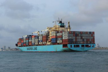 Lagos su yolu, 6 Nisan 2019 Mv Maersk Cadiz Yüklü konteynerler Lagos Limanına giriyor, Nijerya