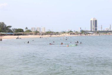 7 Mayıs ,2019 Alır bay beach , Lagos ,Nijerya. Tatilciler plajda yüzerek yeniden yaratıyor