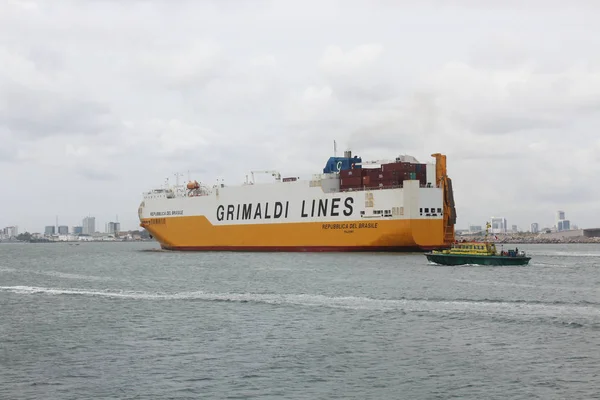 Brasil Grimaldi Line Está Siendo Escoltada Puerto Lagos Nigeria — Foto de Stock