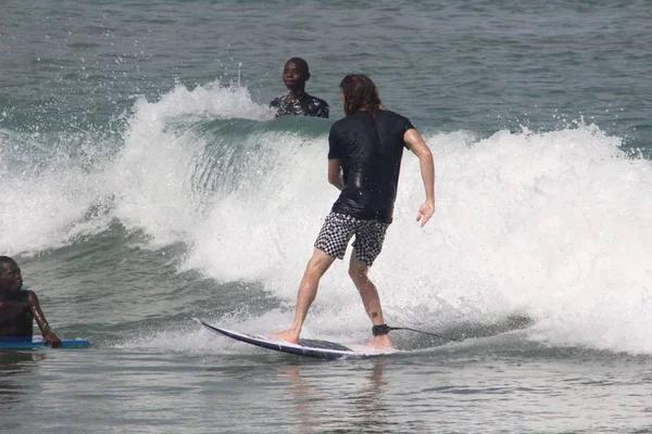 Mayo 2019 Takwa Bay Lagos Nigeria Turista Disfruta Del Surf —  Fotos de Stock