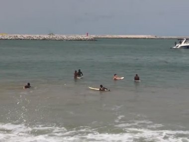 tatilciler, turist Tarkwa Bay Beach, Lagos, Nijerya tipik bir hafta sonu eğlenceli yaşıyorsunuz. Eko Atlantik şehri ve Lagos Limanı arka planda görülebilir