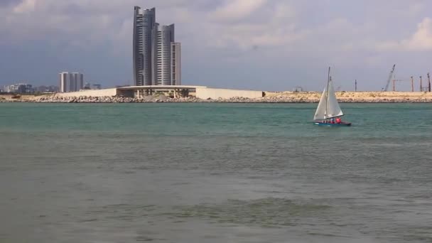 Toeristisch Zeil Een Witte Yatch Richting Atlantische Oceaan Vanuit Eko — Stockvideo