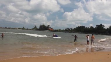 Tarkwa Bay Beach Lagos Nijerya, Jet Ski Surfer ve tatilciler ve eğlence dolu anlarda tipik bir gün görüntüleri. 