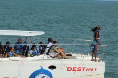 Lagos, Nijerya'daki tarkwa körfezi plajında bir zevk teknesinde dinlenen turistlerin görüntüsü