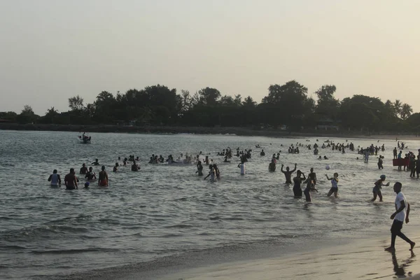 Una Imagen Los Amantes Diversión Jugando Natación Surf Lagos Popular —  Fotos de Stock