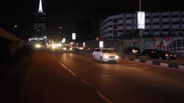 尼日利亚拉各斯市的公民中心展示了一条未点亮的街道 尼日利亚不稳定的电力供应限制业务 商业限制概念的滚动 — 图库视频影像