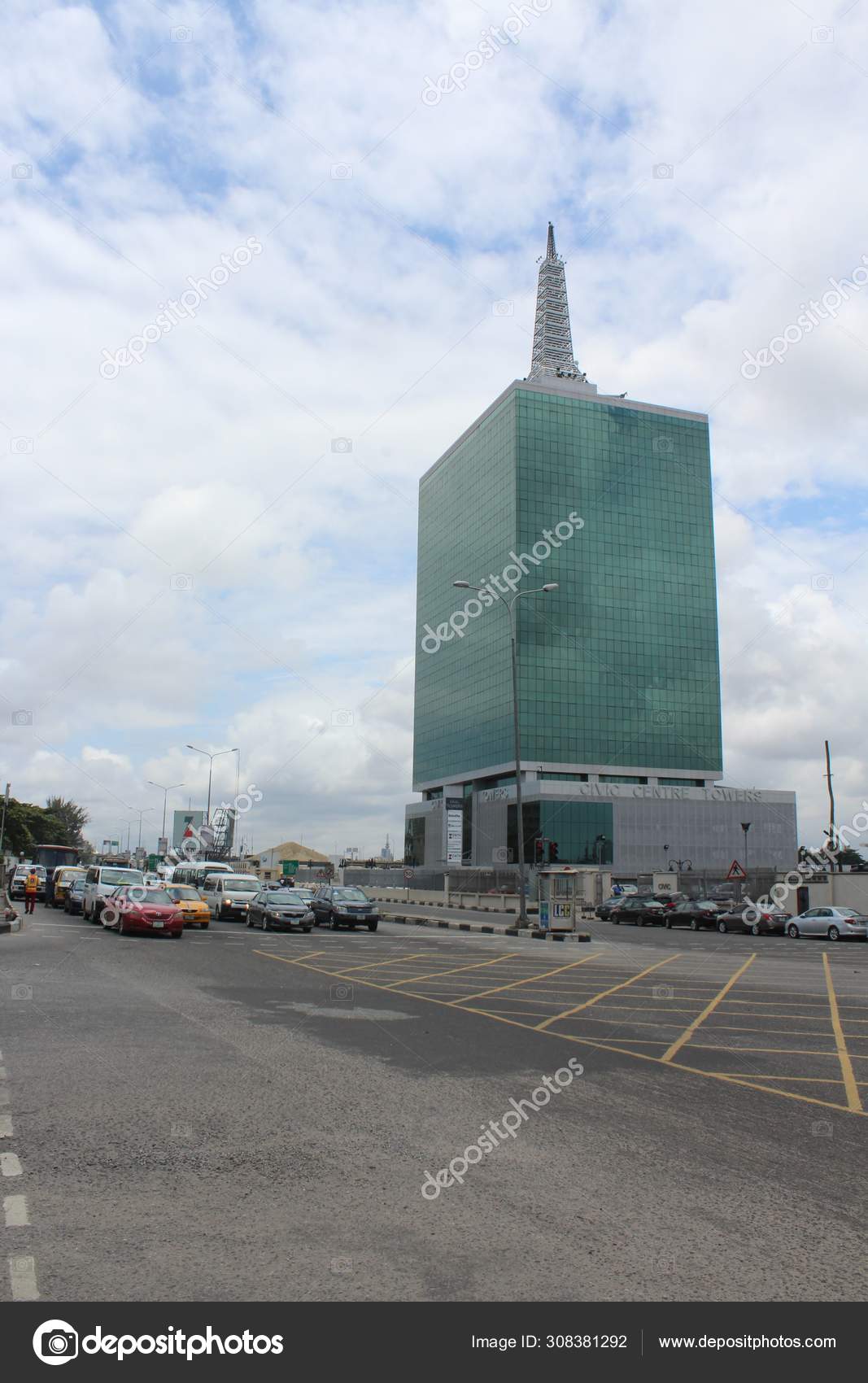 1004ユニット住宅不動産ビクトリアアイランドラゴス ナイジェリア近くのオズンバマディウェロードジャンクションの美しい画像  道路を挟んでシビックセンタータワーを備える — ストック編集用写真©DUMBRA#308381292