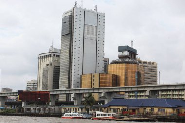 19 Eylül,2019. Lagos Nijerya. Lagos siluetinin First Bank ve Union Bank merkez ofis ve Lagos sahil ve silüeti gösteren editoryal görüntü.