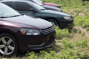 Kullanılmış araba kavramlarını resmetmeye uygun logoları olmayan ikinci el arabaların ön yüzü