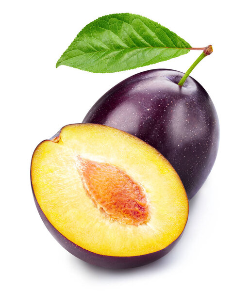 Сливы наполовину с изолированными листьями
