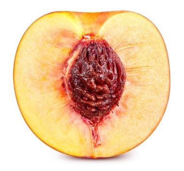 Şeftalinin yarısı beyaz arka planda izole edilmiş. Kırpma yolu olan şeftali