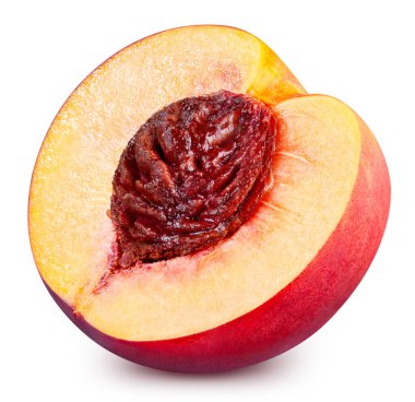 Şeftalinin yarısı beyaz arka planda izole edilmiş. Kırpma yolu olan şeftali