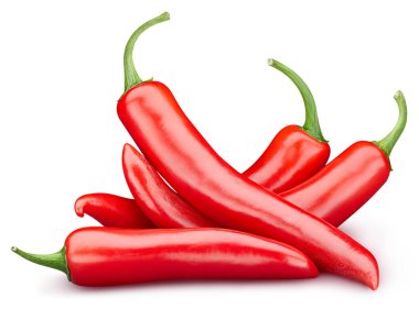 Olgun biberli sebzeler. Sıcak kırmızı biber dolu makro sebzeleri sağlıklı gıda malzemeleriyle vurur. Beyaza izole edilmiş organik taze biberler. Profesyonel stüdyo makro çekimi