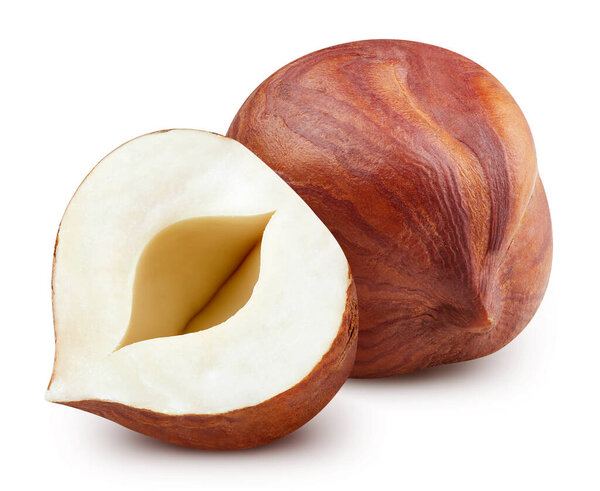 Целый фундук и наполовину изолирован на белом фоне