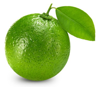 Beyaz arka planda izole edilmiş organik kireç. Yapraklı limon tadı. Kırpma yolu ile tam alan derinliği