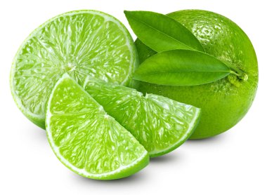 Beyaz arka planda yaprak ve limon dilimleri var. Kırpma yolu olan kireç.