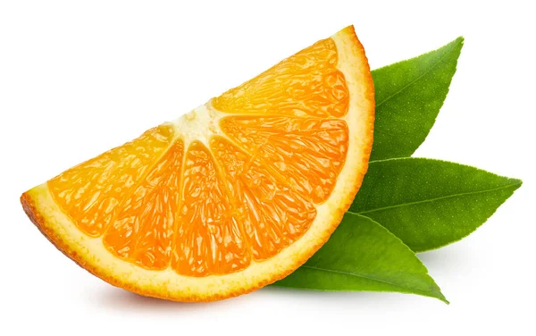 Fetta di arancia biologica isolata su sfondo bianco — Foto Stock