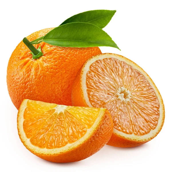 Fris sappig oranje met bladeren op een witte achtergrond — Stockfoto