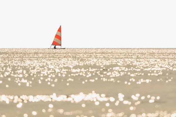 Segelboot Der Lagune Mit Reflexion Auf Dem Wasser Das Foto — Stockfoto